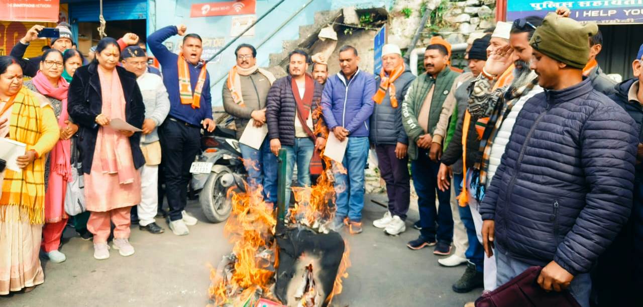 भाजपा प्रदेश अध्यक्ष के समर्थन में कूदे भाजपाई, कांग्रेस का पुतला फूंका