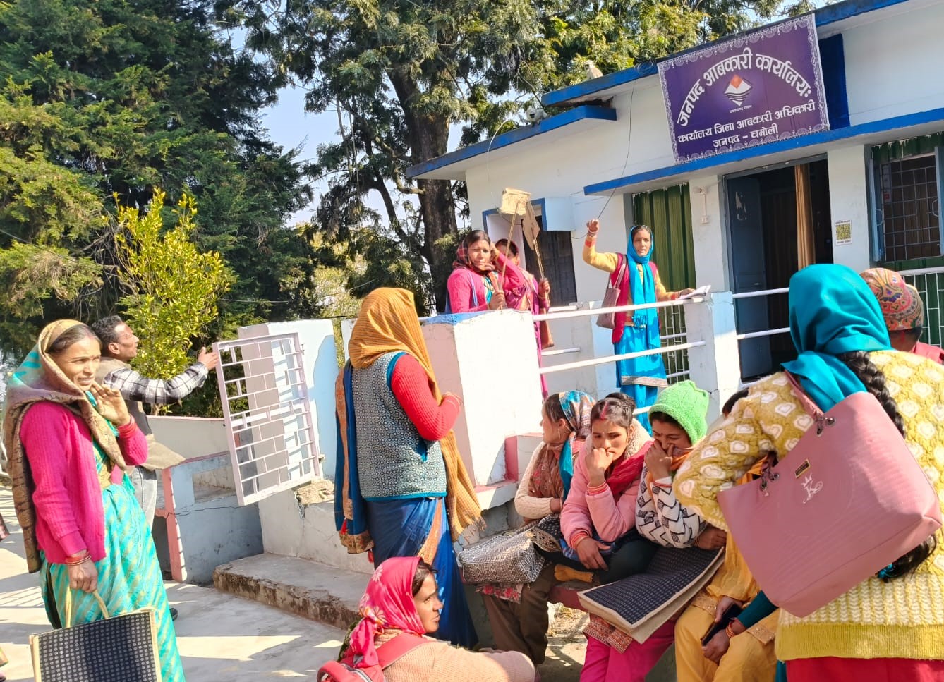 रोपा की महिलाओं ने घेरा आबकारी कार्यालय