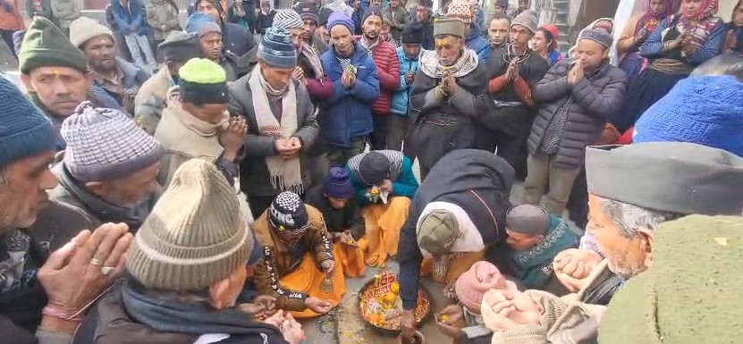 बर्फवारी और बारिश को वाण के ग्रामीणों लाटू देवता से मांगी मन्नत