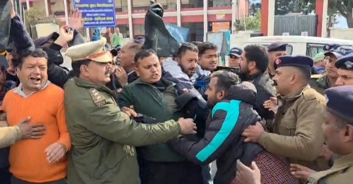 भाजपा प्रदेश अध्यक्ष को दिखाए काले झंडे़, विरोध प्रदर्शन