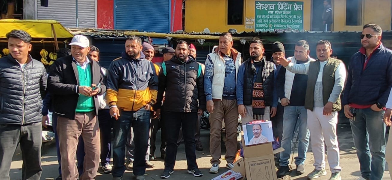 शंकराचार्य के अपमान पर भड़के कांग्रेस कार्यकर्ता, पुतला फूंका