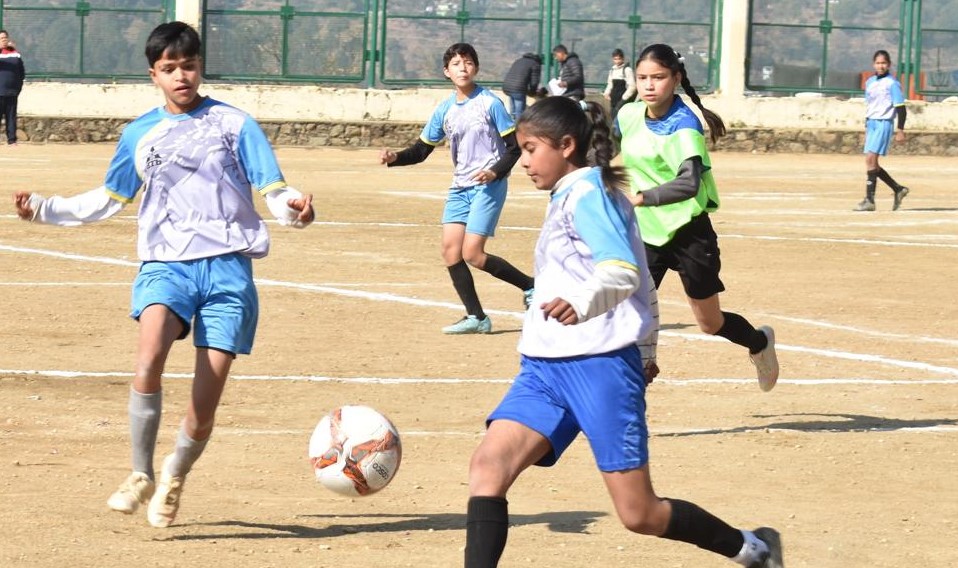 फुटबाॅल में बदरीनाथ की बालिकाओं ने मारी बाजी