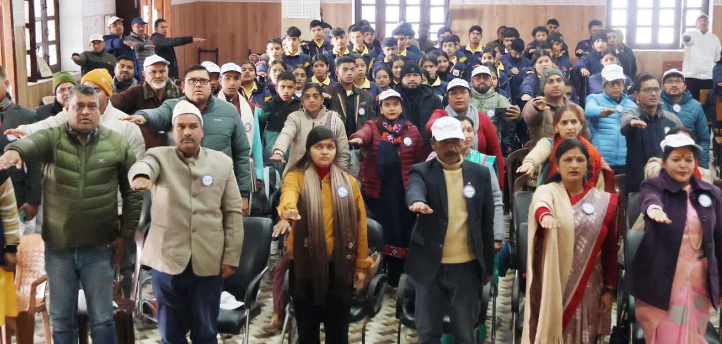 कार्मिकों और छात्र-छात्राओं ने ली मतदान की शपथ