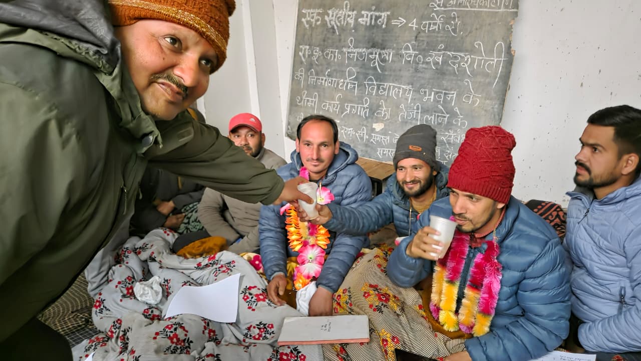 भवन निर्माण के आश्वासन पर ग्रामीणों का अनशन समाप्त