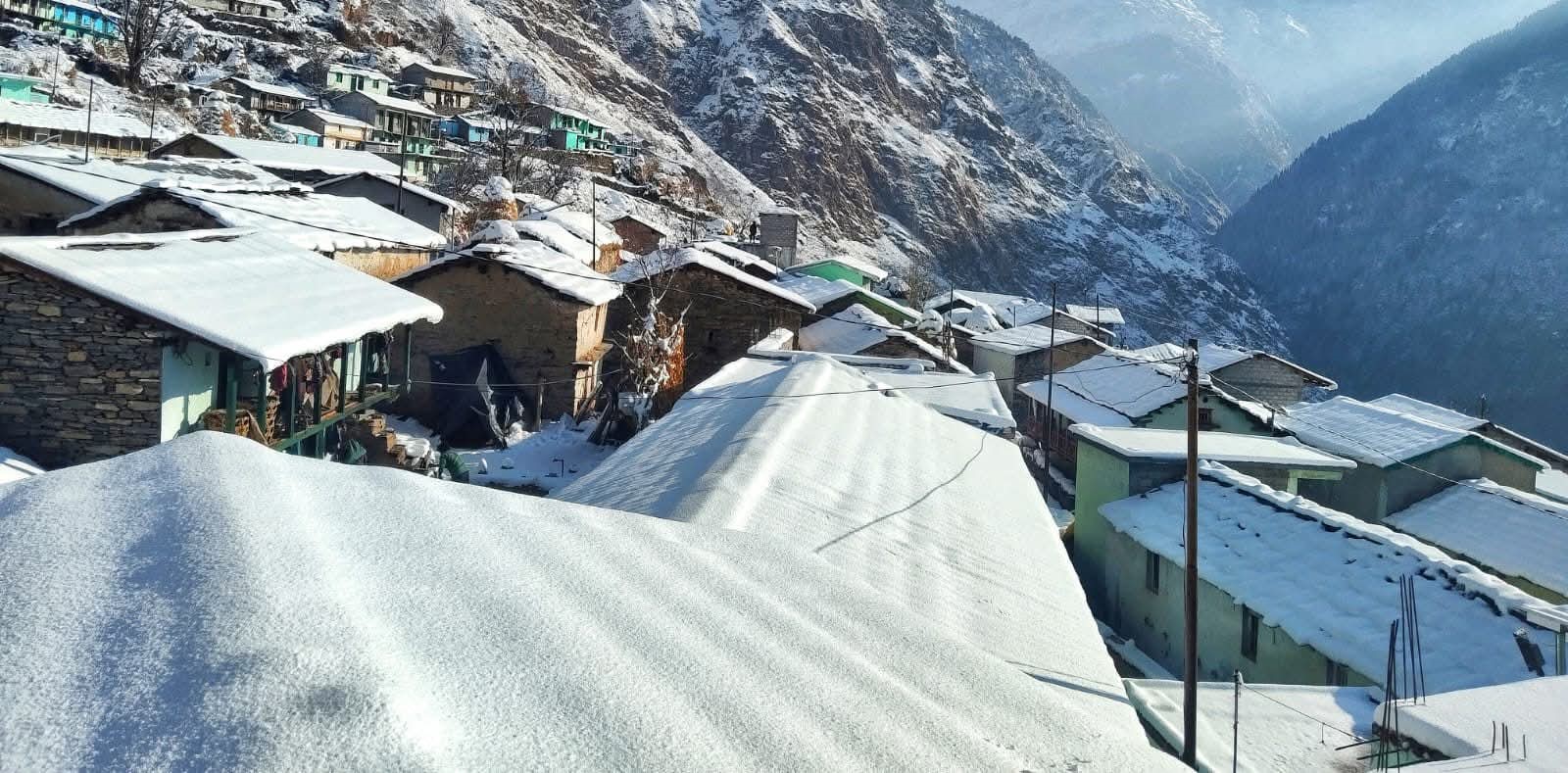 चमोली जिले के 77 गांवों पर बर्फवारी का कहर