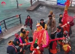 अनसूया देवी ने देवप्रयाग संगम में लगाई डुबकी