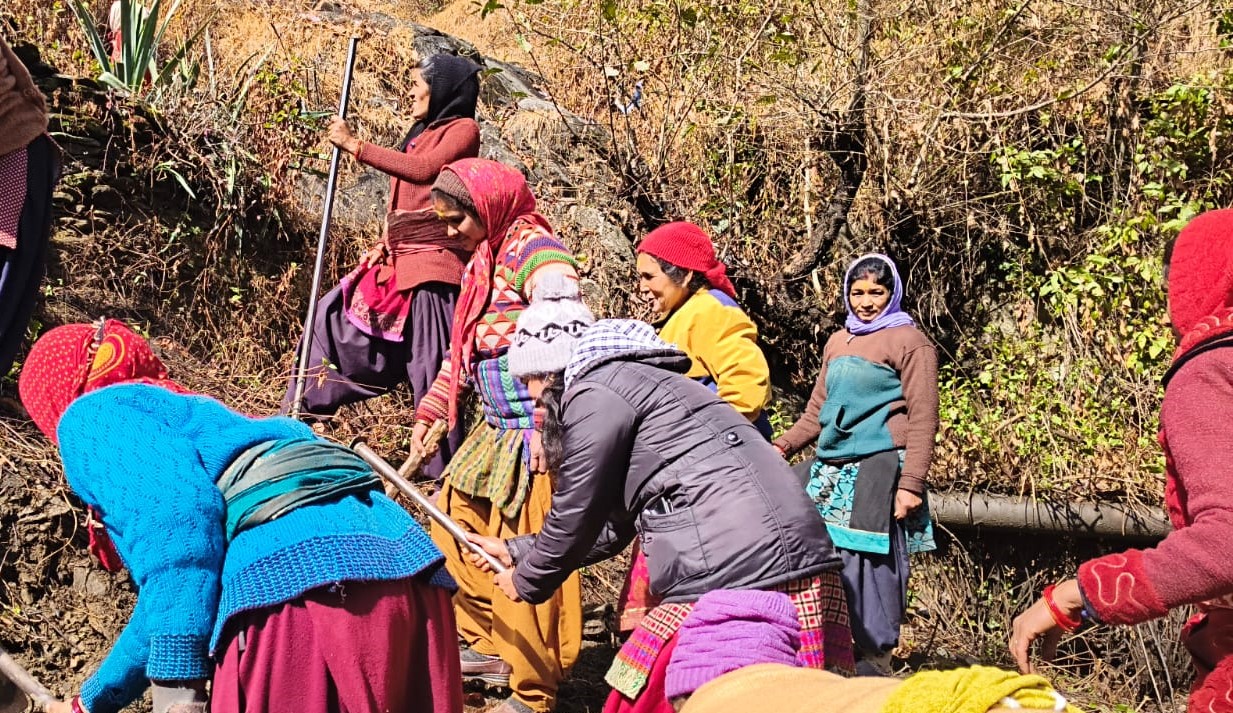 ग्रामीणों ने सरकार को दिखाया आइना, श्रमदान से बना रहे सड़क