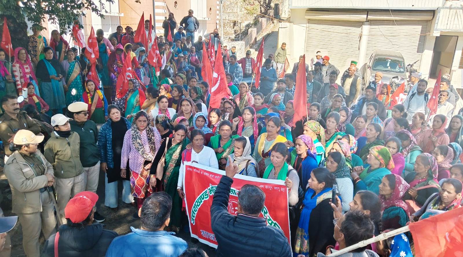 ट्रेड यूनियनों ने निकाली रैली, जुलूस-प्रदर्शन कर आंदोलन की धमकी