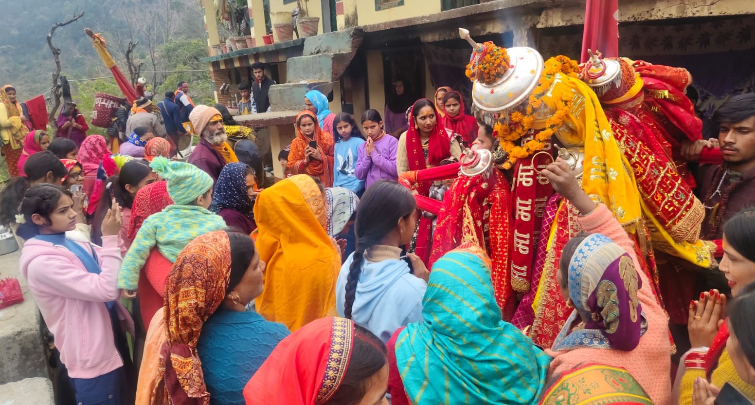 अनसूया देवी की रथडोली मंगरोली गांव के प्रवास पर पहुंची