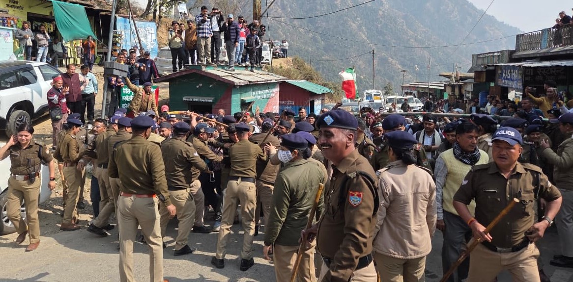 गैरसैण स्थाई राजधानी को उक्रांद कार्यकर्ताओं ने पुलिस को खूब छकाया