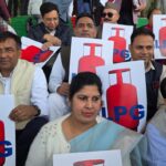 रसोई गैस संकट पर कांग्रेस विधायकों ने दिया धरना