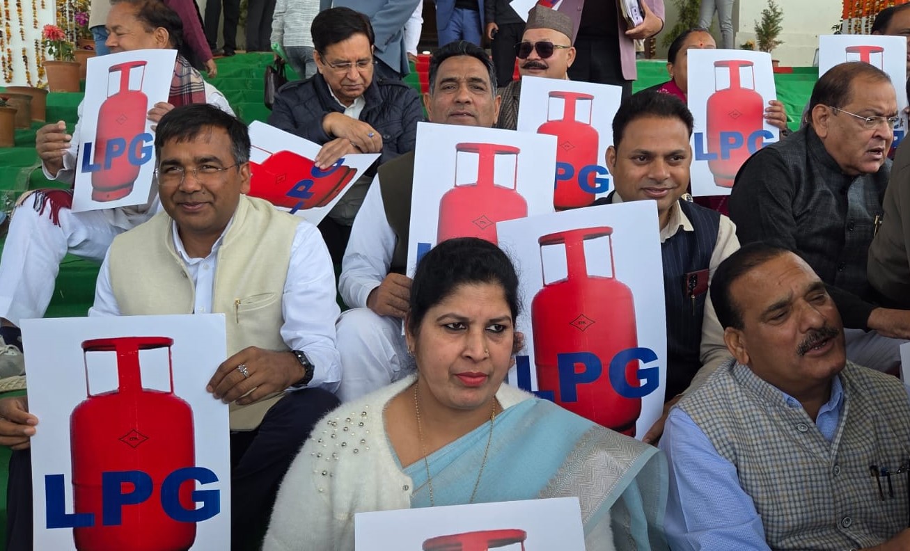 रसोई गैस संकट पर कांग्रेस विधायकों ने दिया धरना