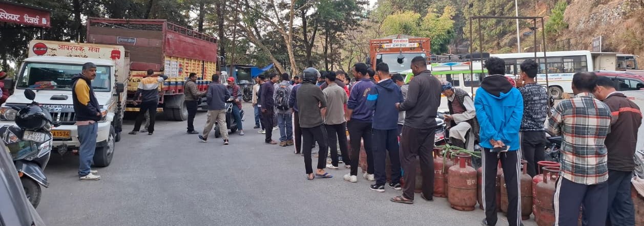 गैस सिलेंडर पाने को लाइन में लग रहे उपभोक्ता