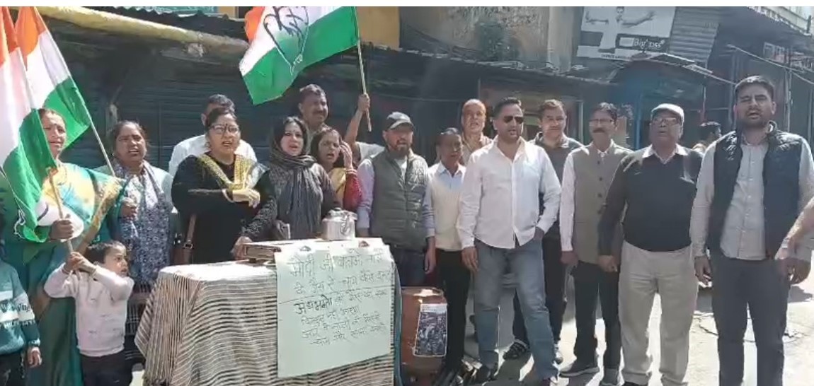 रसोई गैस संकट पर कांग्रेसियों ने किया प्रदर्शन