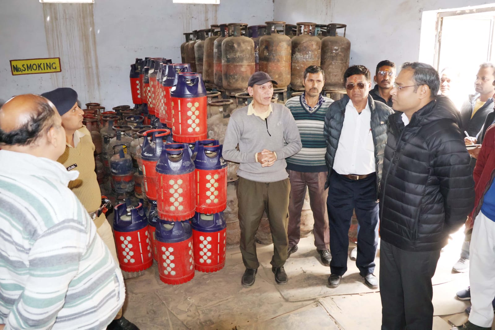 रोस्टर के जरिए वितरित होंगे अब रसोई गैस सिलेंडरःडीएम