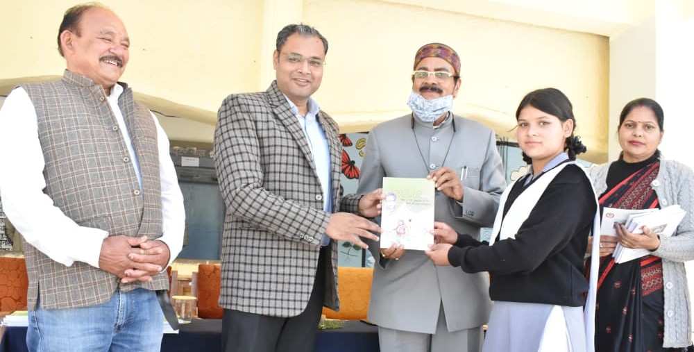 छात्राएं भविष्य निर्माण के लिए मनोयोग से पढाई में जुटेंः डीएम
