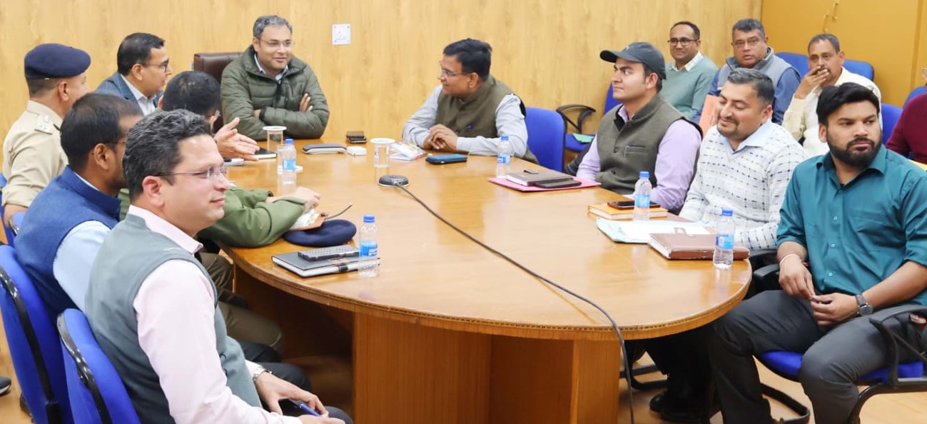 बदरीनाथ हाइवे सुधारीकरण कार्यों में देरी पर डीएम नाराज