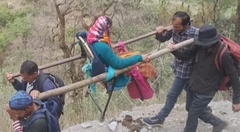 हुडंग गांव की महिला डंडी-कंडी के सहारे पहुंची अस्पताल