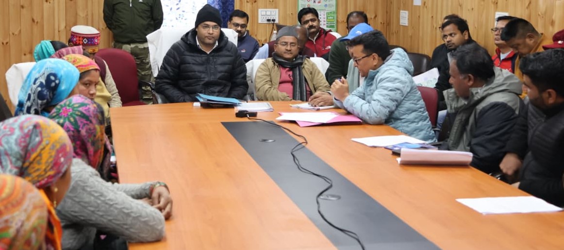 परियोजना प्रभावितों का जिलाधिकारी के आश्वासन के बाद धरना स्थगित