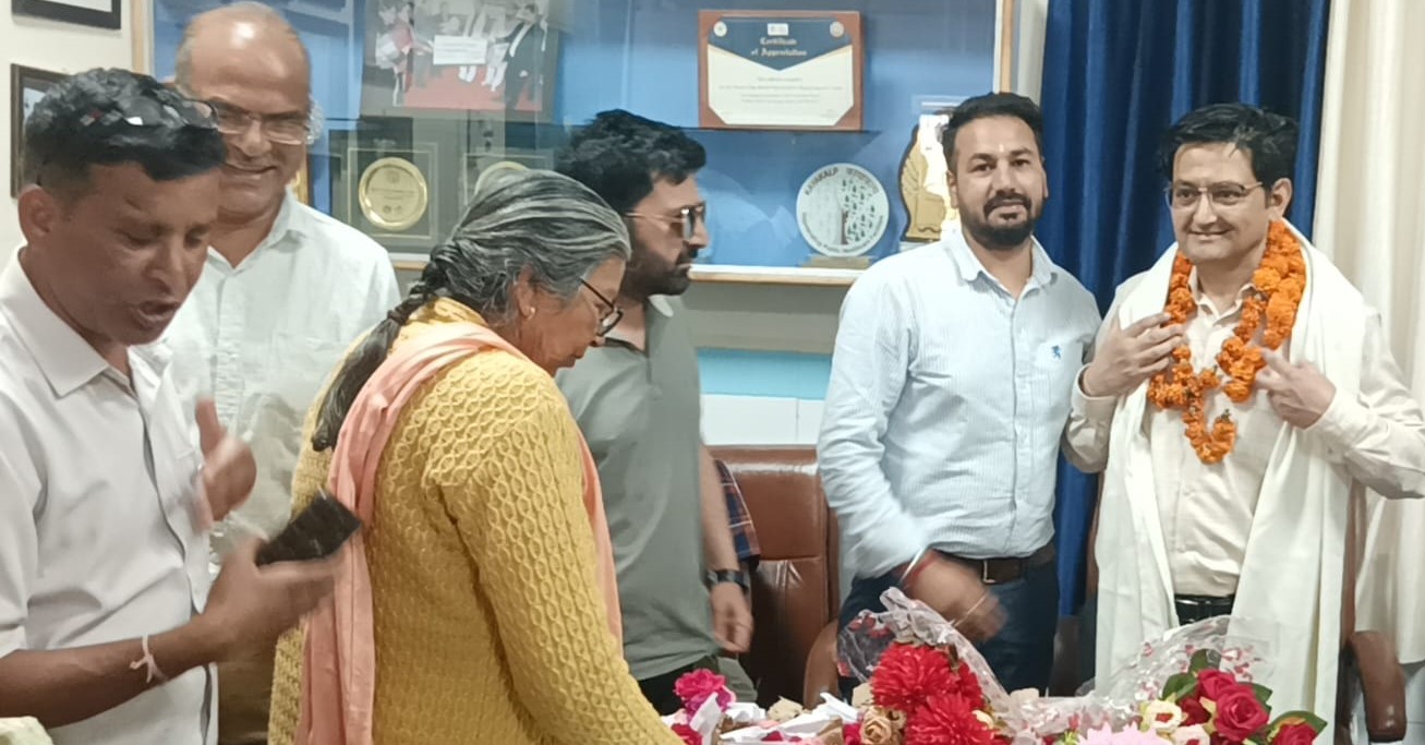 बेहतर चिकित्सकीय सेवाएं देने वाले डाक्टर और सहकर्मी सम्मानित