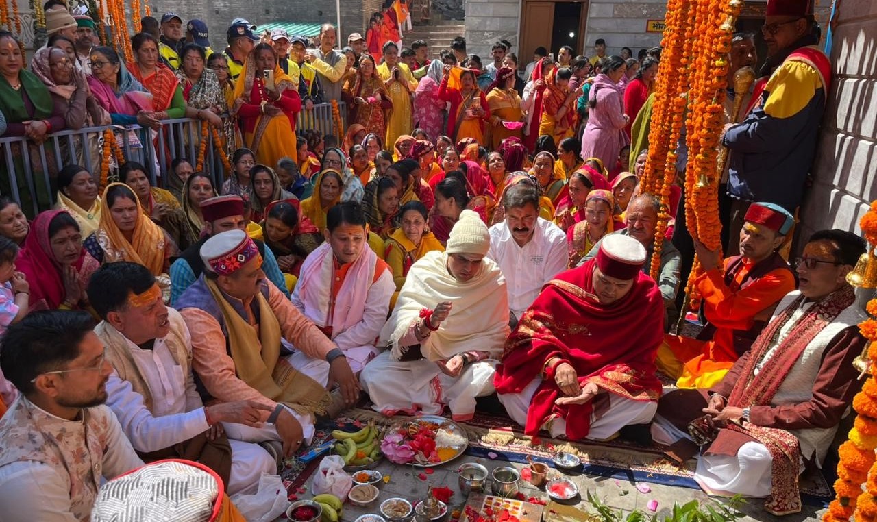 शंकराचार्य की गद्दी पांडुकेश्वर पहुंची, बुधवार को उद्धव व कुबेर भी बदरीनाथ पहुंचेगे