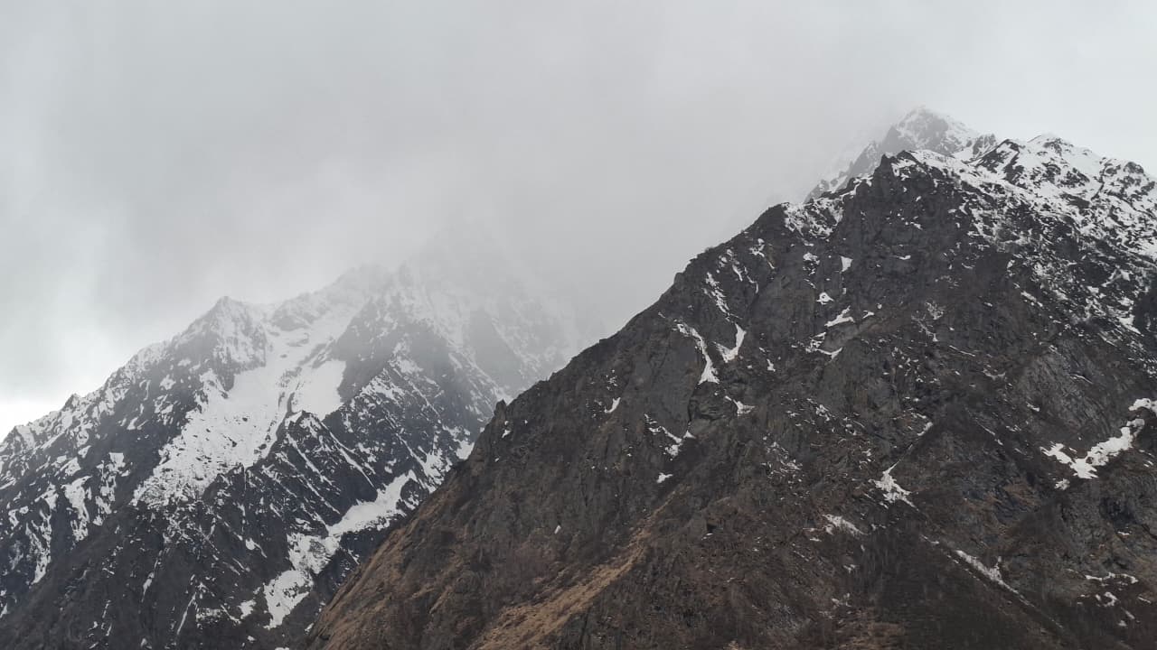 बदरीनाथ की पहाड़ियों पर बारिश और हिमपात