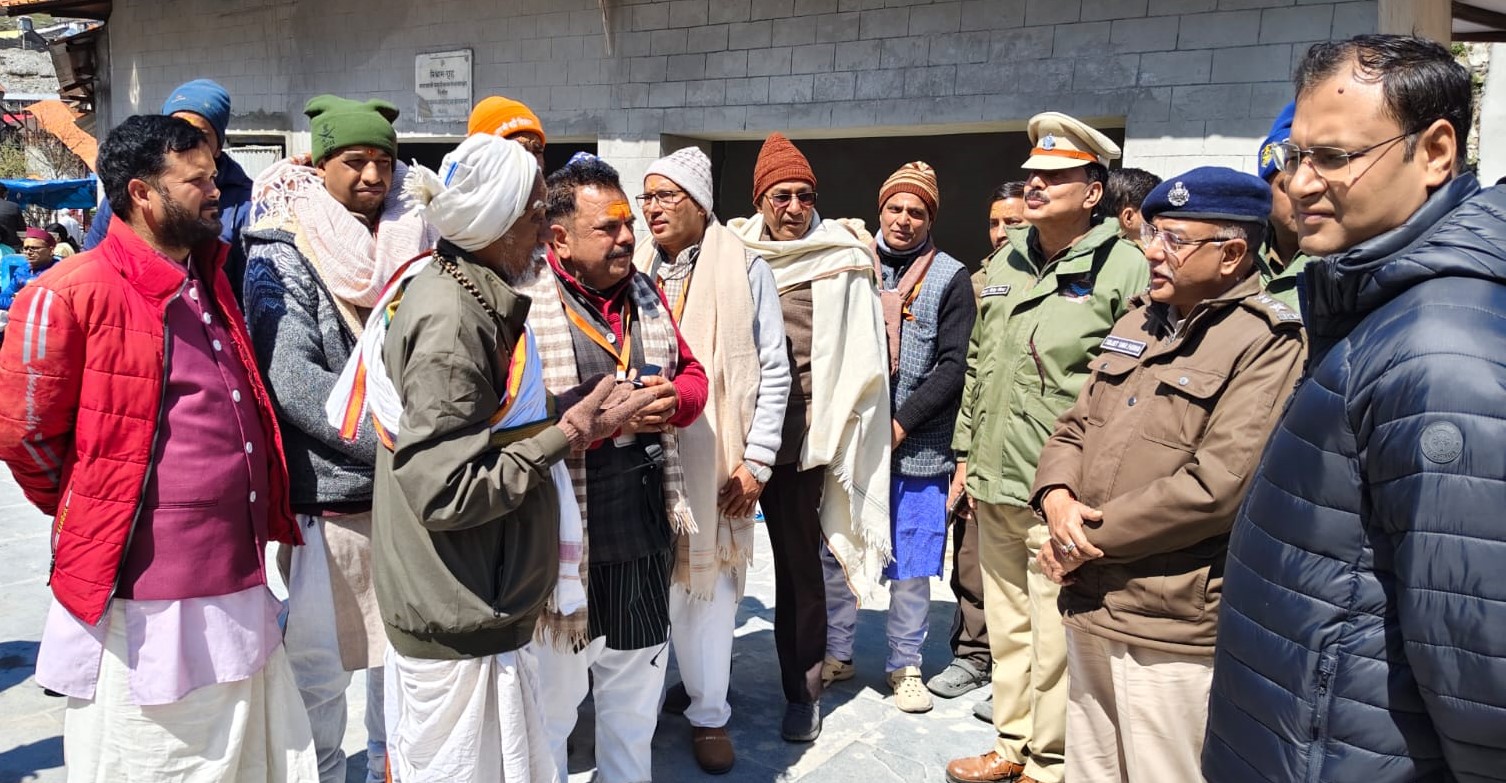 भू-वैकुंठ बदरीनाथ धाम में उमड़ी आस्था की भीड़, ग्राउंड जीरो पर डटे डीएम-एसपी