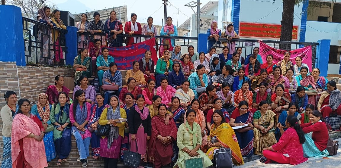 मांगों को लेकर आंगनबाडी कार्यकत्रियों का धरना शुरू