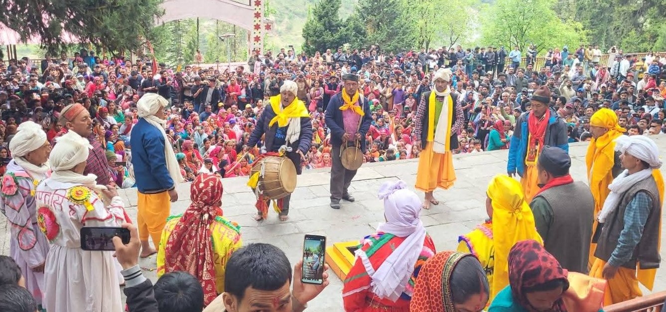 आस्थाः खुले लाटू देवता के कपाट, उमडे श्रद्धालू