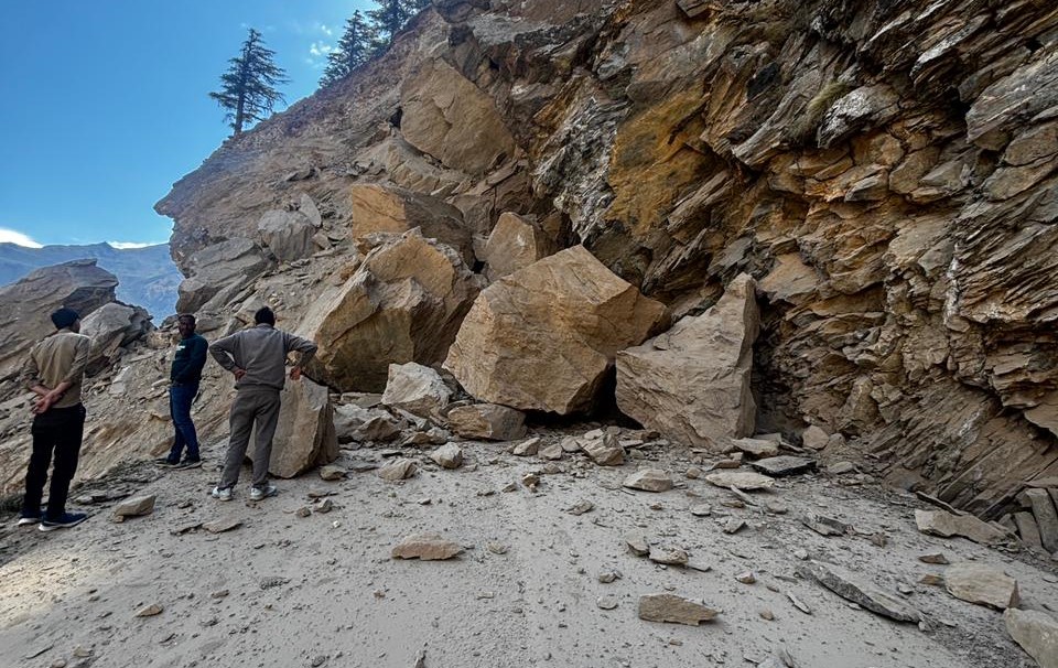 नीती हाइवे चट्टान टूटने से अवरूद्ध