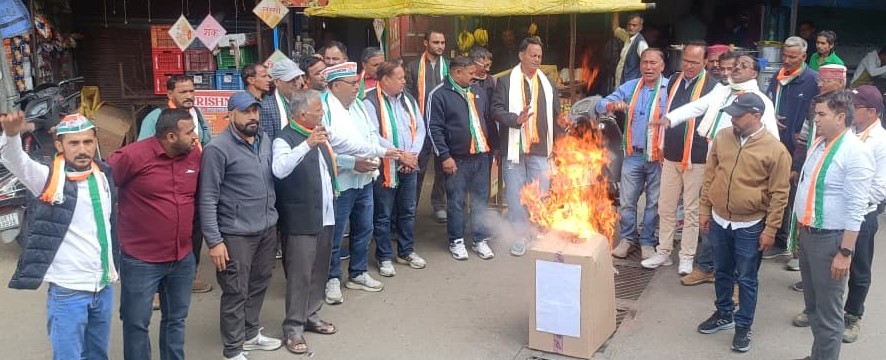 कांग्रेस ने प्रदर्शन कर फूंका भाजपा और कानून मंत्री का पुतला