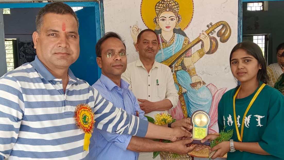 बोर्ड परीक्षा में बेहतर त्र प्रदर्शन पर छात्राएं सम्मानित