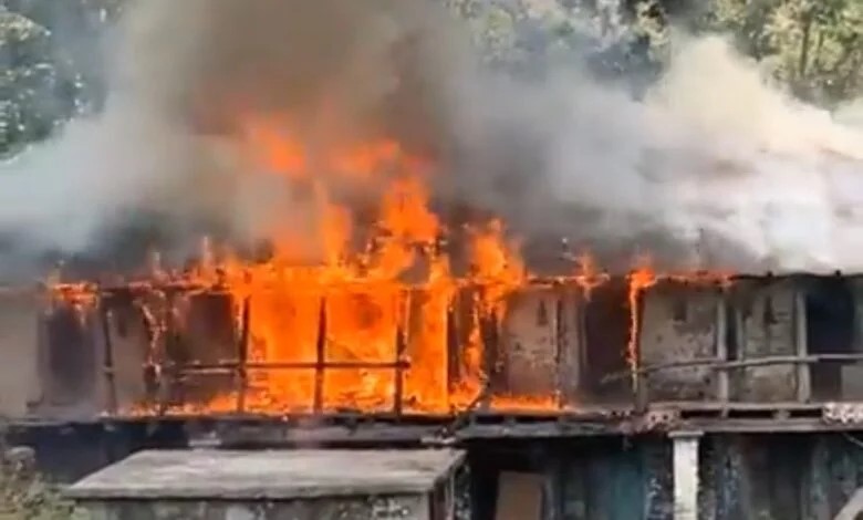 आग से जल कर स्वाहा हुआ ऐतिहासिक कपूर गली भवन