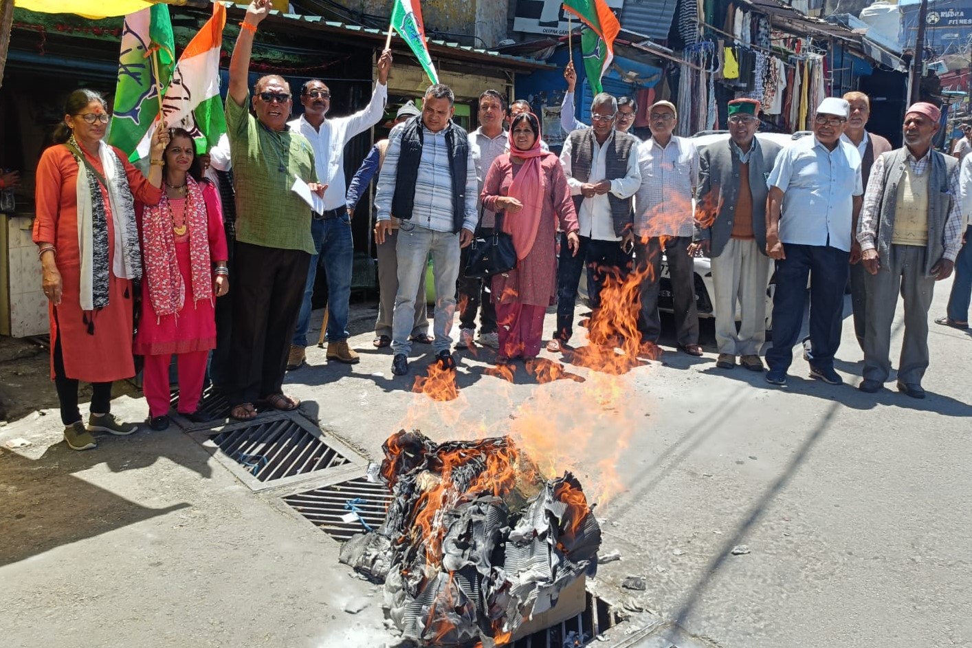 कंग्रेस ने बढ़ते पेट्रोल-डीजल कीमतों पर फूंका भाजपा का पुतला