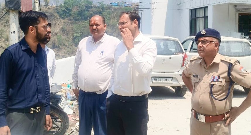 डीएम व एसपी ने ग्राउंड पर उतर कर लिया बदरीनाथ यात्रा व्यवस्थाओं का जायजा