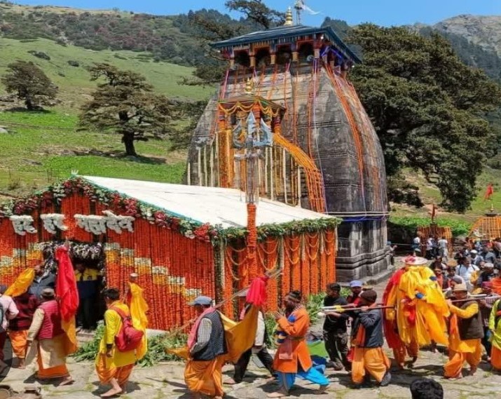श्रद्धालुओं को खुले द्वितीय केदार मदमहेश्वर मंदिर के कपाट