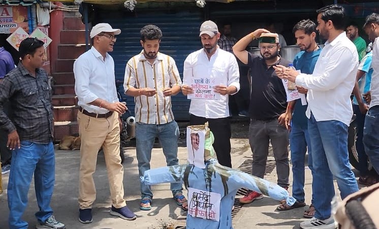 नीट परीक्षा पेपर लीक मामले में उक्रांद ने फूंका केंद्रीय शिक्षा मंत्री का पुतला