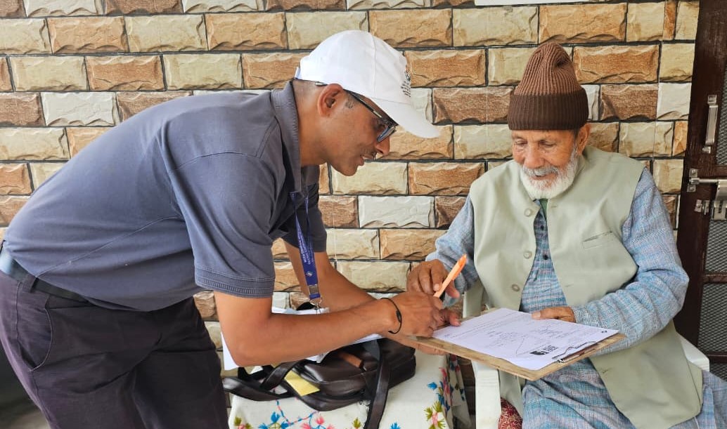एसआईआर का आगाज, पर्यावरणविद् चंडी प्रसाद भट्ट ने भरा मतदाता गणना प्रपत्र