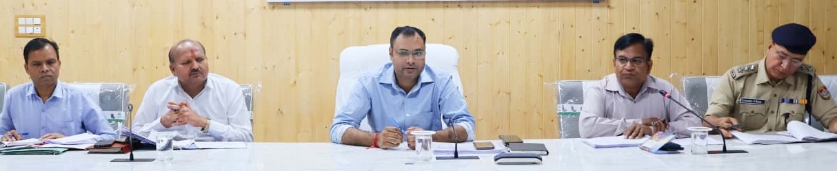 जनता को समयबद्ध सेवाएं देना प्रशासन की प्राथमिकता: डीएम