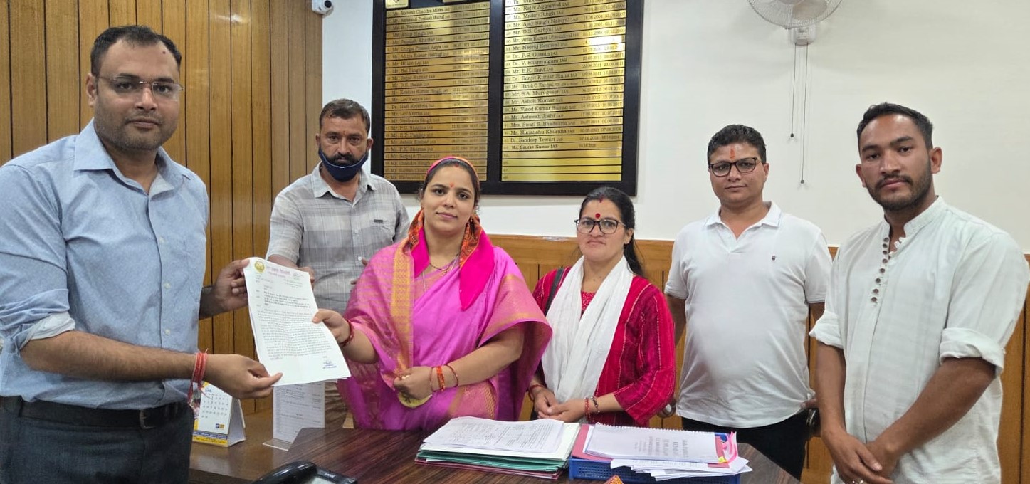 जनप्रतिनिधियों ने बंड की मांगों को लेकर डीएम को सौंपा ज्ञापन
