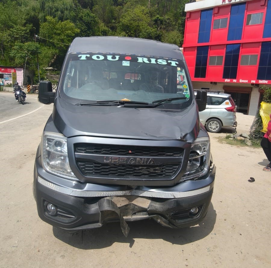 बाइक और कार की भीडंत, दो घायल