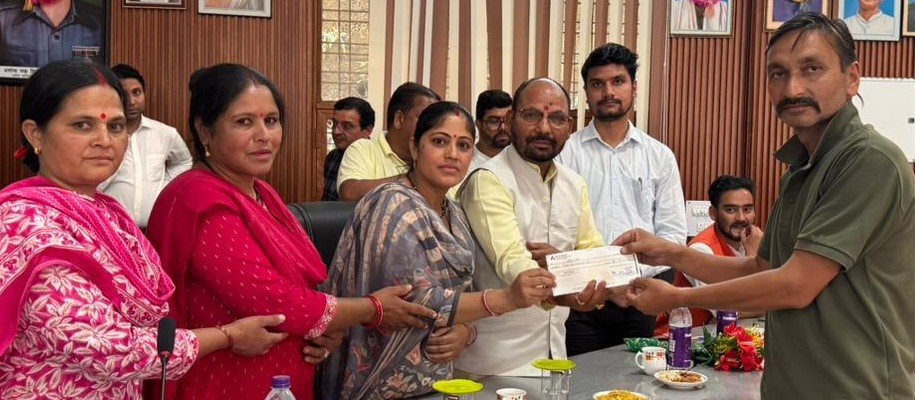 आपदा प्रभावितों को बांटी 52.95 लाख की सहायता राशि