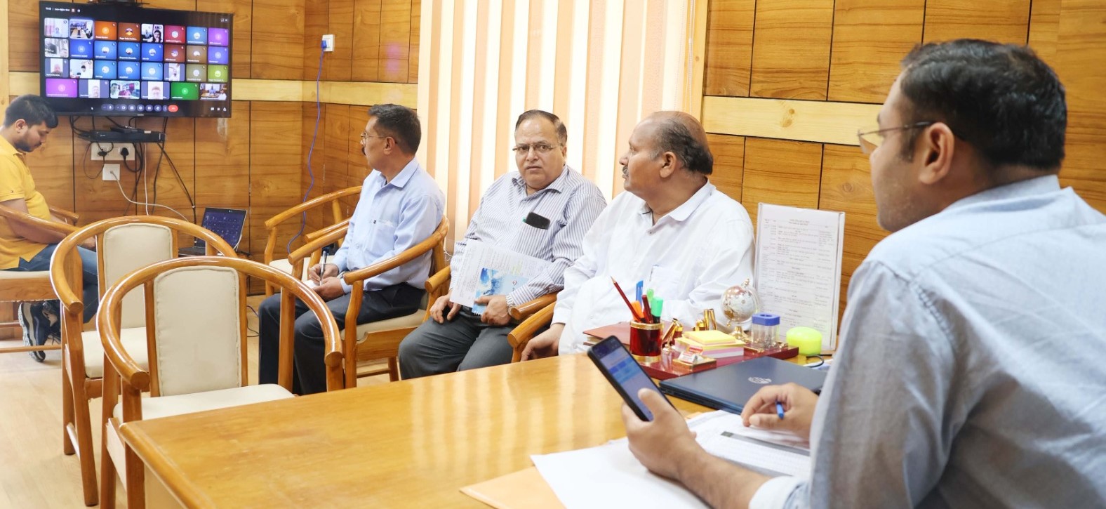 कम प्रगति वाले बूथों पर ध्यान देने को डीएम ने दिए निर्देश
