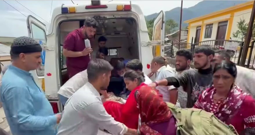 एयर एम्बुलेंस के इंतजार में बीते तीन घंटे, घायल महिला को लेकर परिजनों की बढ़ी चिंता