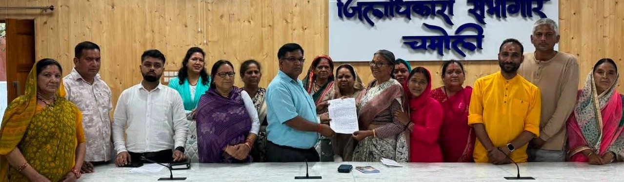 पौराणिक मंदिरों के दायरे में निर्माण रोक के विराोध में उतरे ग्रामीण
