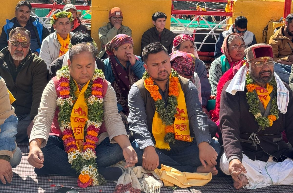 कांग्रेस ने चढ़ावा विवाद को बदरीनाथ में किया मौन व्रत