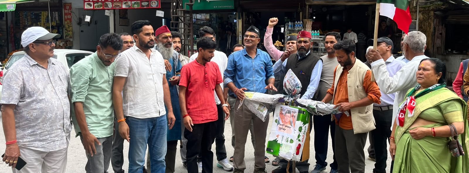 यूकेडी ने बदरीनाथ मंदिर में चढावा हेराफेरी पर फूंका सरकार का पुतला
