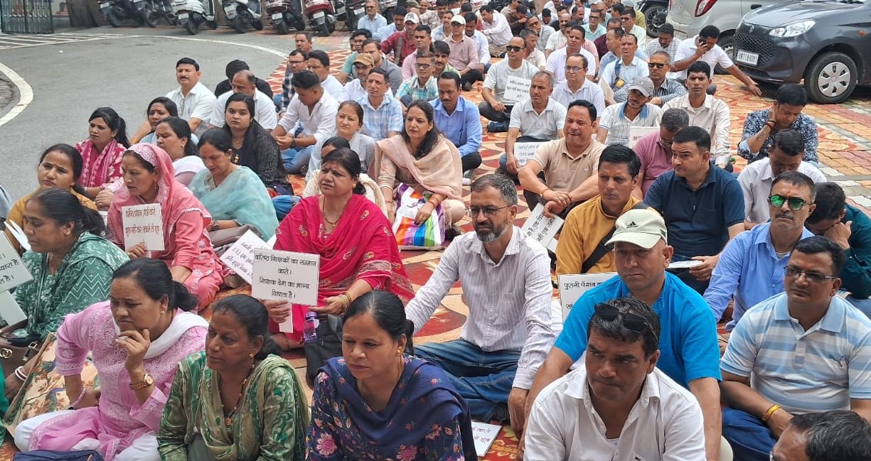 टीईटी की अनिवार्यता समाप्त करने को शिक्षकों का धरना प्रदर्शन