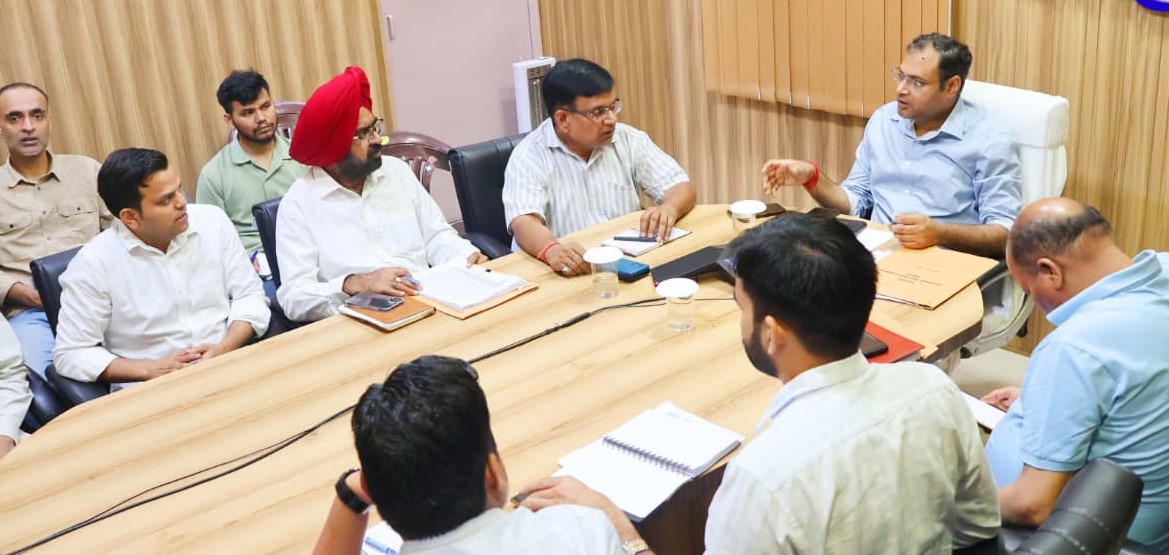 बदरीनाथ हाइवे पर बाॅटल नेक के चैड़ीकरण पर रहेगा जोरःडीएम