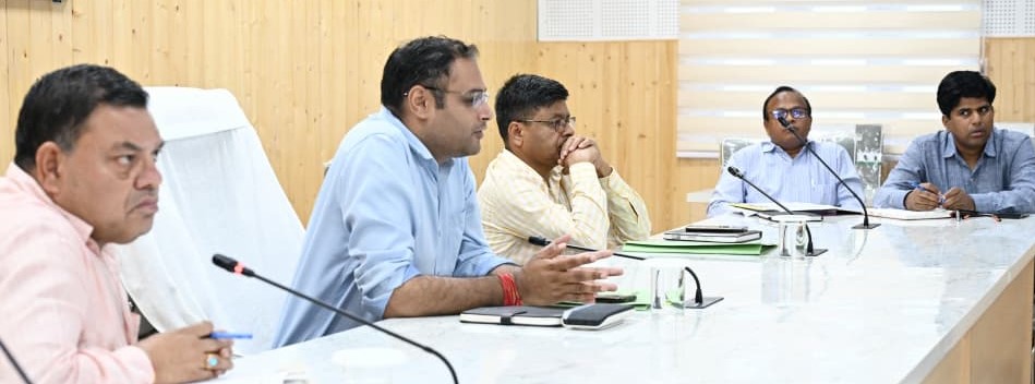 डीएम हुए सख्त बोले कचरा गंगा की मुख्यधारा तक पहुंचने से पहले रोका जाए